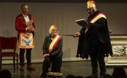 na zdjęciu osoby na scenie