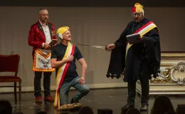 na zdjęciu osoby na scenie
