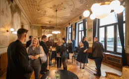 na zdjęciu osoby na salach