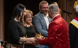 na zdjęciu osoby na scenie