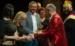na zdjęciu osoby na scenie