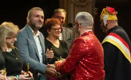 na zdjęciu osoby na scenie
