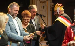 na zdjęciu osoby na scenie