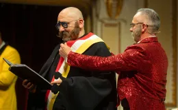 na zdjęciu osoby na scenie