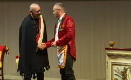 na zdjęciu osoby na scenie