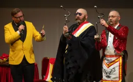 na zdjęciu osoby na scenie