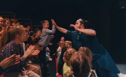na zdjęciu osoby i aktorzy na scenie