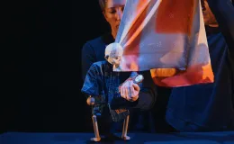 na zdjęciu osoby i aktorzy na scenie