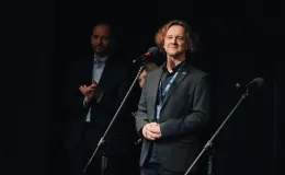 na zdjęciu osoby i aktorzy na scenie