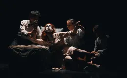 na zdjęciu osoby na scenie