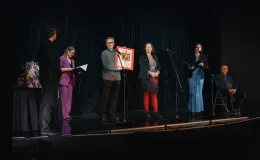na zdjęciu osoby i aktorzy na scenie