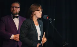 na zdjęciu osoby i aktorzy na scenie