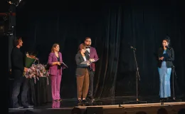 na zdjęciu osoby i aktorzy na scenie