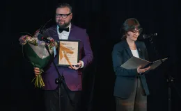na zdjęciu osoby i aktorzy na scenie