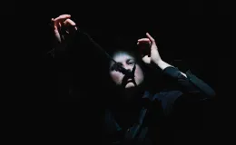 na zdjęciu osoby i aktorzy na scenie