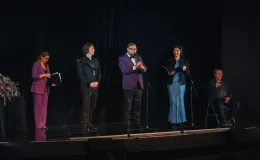 na zdjęciu osoby i aktorzy na scenie
