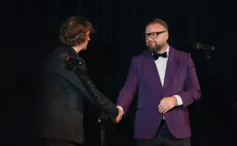na zdjęciu osoby i aktorzy na scenie