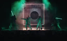 na zdjęciu osoby i aktorzy na scenie