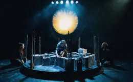 na zdjęciu osoby i aktorzy na scenie