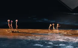 na zdjęciu osoby i aktorzy na scenie