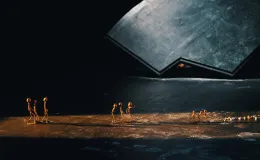 na zdjęciu osoby na scenie