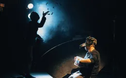 na zdjęciu osoby na scenie
