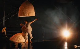 na zdjęciu osoby i aktorzy na scenie