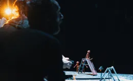na zdjęciu osoby na scenie