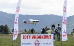 na zdjęciu samoloty i ludzie na lotnisku