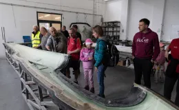 na zdjęciu samoloty i ludzie na lotnisku