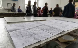 na zdjęciu samoloty i ludzie na lotnisku