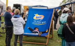 na zdjęciu samoloty i ludzie na lotnisku