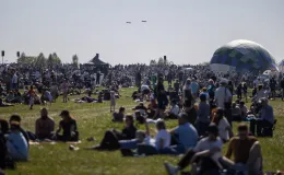na zdjęciu samoloty i ludzie na lotnisku