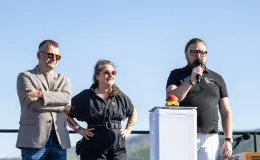 na zdjęciu samoloty i ludzie na lotnisku