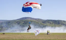 na zdjęciu samoloty i ludzie na lotnisku
