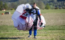 na zdjęciu samoloty i ludzie na lotnisku