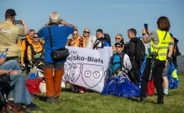 na zdjęciu samoloty i ludzie na lotnisku