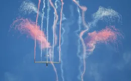 na zdjęciu samoloty i ludzie na lotnisku