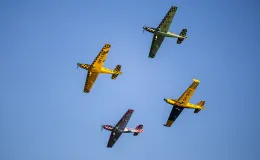 na zdjęciu samoloty i ludzie na lotnisku