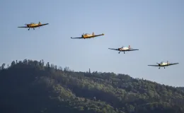 na zdjęciu samoloty i ludzie na lotnisku