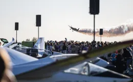 na zdjęciu samoloty i ludzie na lotnisku