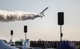 na zdjęciu samoloty i ludzie na lotnisku