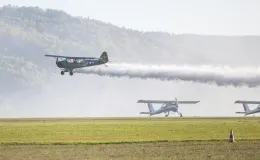 na zdjęciu samoloty i ludzie na lotnisku