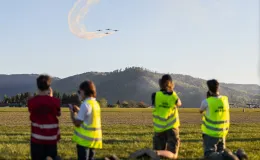 na zdjęciu samoloty i ludzie na lotnisku