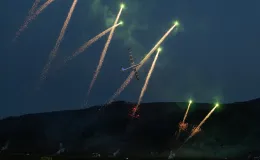 na zdjęciu samoloty i ludzie na lotnisku