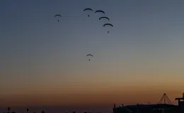 na zdjęciu samoloty i ludzie na lotnisku