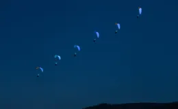 na zdjęciu samoloty i ludzie na lotnisku