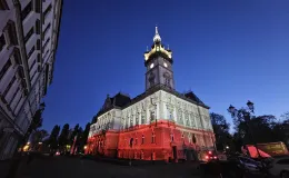 na zdjęciu podświetlony ratusz
