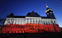 na zdjęciu podświetlony ratusz