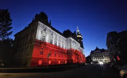 na zdjęciu podświetlony ratusz